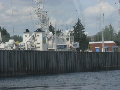 Im hintergrund das Schiff der Bundespolizei ( Küstenwache ) die Neustrelitz